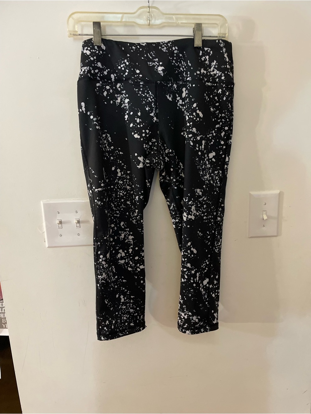 Women’s Black & White Splash Print Active Capri Leggings Size M